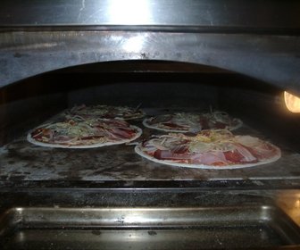 Pizza s in oven jpg20121102 31455 104yclp preview